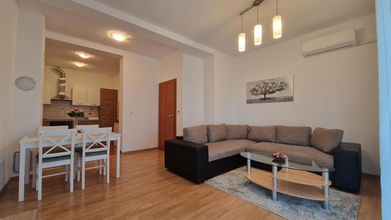 Apartments In Rijeka, Free Parking And Large Terrace, 15Min Drive From The Beach Exterior foto